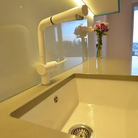 Beautiful View With Garage Space Apartment *