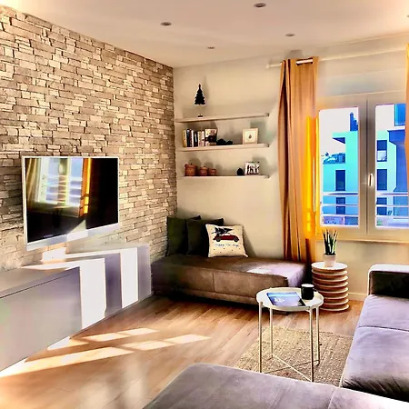 Beautiful View With Garage Space Apartment *